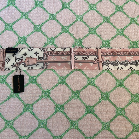 Louis Vuitton Pink and White Monogram Scarf!  New with Tags! - Picture 2 of 6